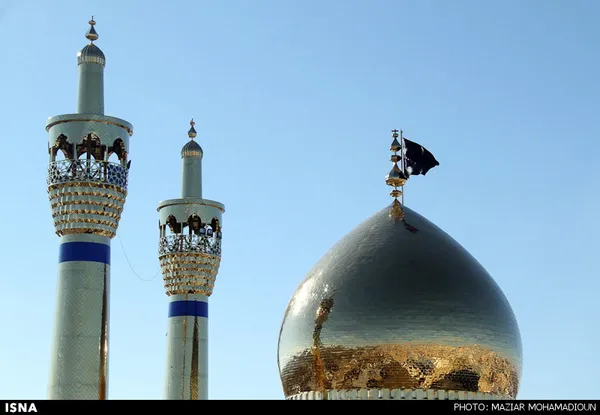 نصب پرچم بارگاه امام حسین (ع) بر فراز گنبد حسینیه اعظم زنجان