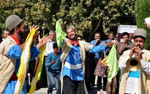 جشنواره بین المللی میراث فرهنگی ناملموس از ۱۷ تا ۱۹ مهرماه به میزبانی شهر اصفهان در حال برگزاری می&zwnj;باشد. تصاویر؛ مربوط به بازی&zwnj;های بومی و محلی، پخت غذاهای سنتی و نمایشگاه کودکان در مجموعه فرهنگی تفریحی باغ غدیر می&zwnj;باشد./IRNA
