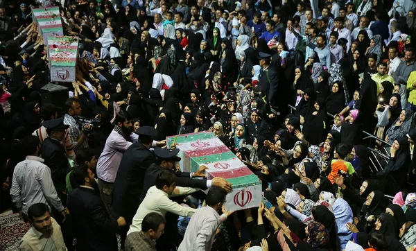 پیکر ۱۱ شهید گمنام دفاع مقدس شامگاه پنج شنبه، همزمان با شب لیله الرغائب با قرائت دعای کمیل در حرم شاهچراغ (ع) تشییع شد/IRNA
