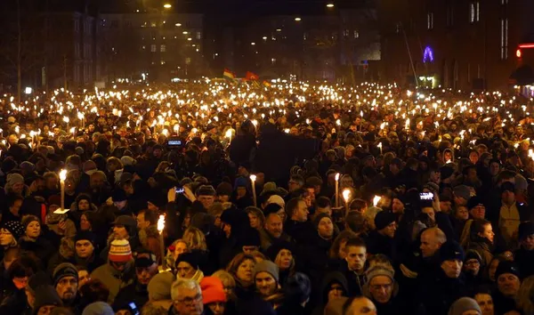 شمعهایی به یادبود کشته شدگان حوادث تروریستی کپنهاک در دانمارک، توسط شهروندان کپنهاک روشن شده است.
