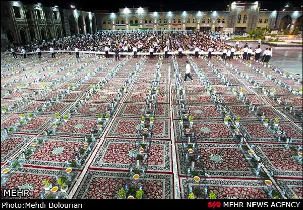 مهمانی افطاری در حرم مطهر امام رضا (ع)