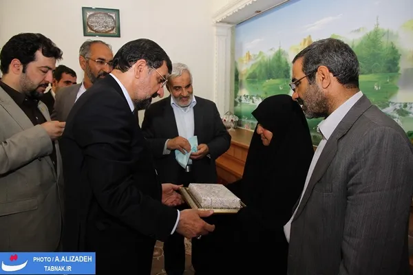 حضور در منزل شهدای سرافراز برادران عاصمی و تقدیم لوح یادبود به مادر فداکار شهدا توسط دکتر محسن رضایی