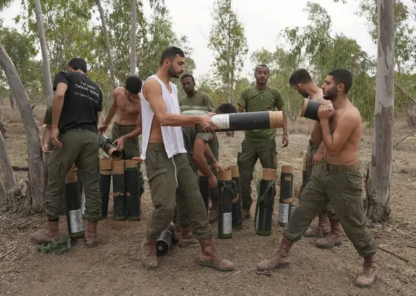 اسرائيل
سربازان اسرائیلی در حال رسیدگی به گلوله های خمپاره در نزدیکی مرز اسرائیل و غزه هستند.