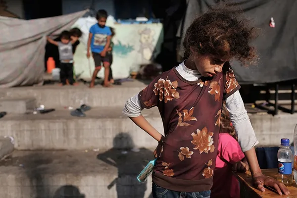 یک کودک پناهنده فلسطینی پس از حمله جنون آمیز صهیونیست ها به مدرسه سازمان ملل در جبالیا در شمال غزه. مقامات فلسطینی می گویند نیروهای رژیم صهیونیستی با بمباران این مدرسه در روز پنج شنبه، دست کم پانزده نفر را کشته اند. /Reuters