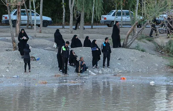 با گشایش بخشی از آب موجود در سد زاینده رود بر روی بستر خشک این رودخانه، اصفهانی&zwnj;ها شامگاه چهارشنبه شاهد جاری شدن دوباره این رود بودند. جریان آب از این رود موجب خوشحالی مردم شهر&zwnj;ها و روستاهای حاشیه آن شد و آنان شادمانه شکر خداوند متعال را به جا آوردند.جریان دوباره آب از زاینده رود به منظور تامین آب مورد نیاز کشت پاییزه کشاورزان پایین دست این حوضه آبی و نیز افزایش حق آبه تالاب گاوخونی به ۷۰ متر مکعب در ثانیه حاصل شده ست.این اتفاق خوشایند در کنار خود صحنه هایی عجیب نیز خلق نمود. عکاس ایسنا مردمی را ثبت کرده که با گسترانیدن بساط قلیان فرصت لذت بردن بر بستر زاینده رود را نخواسته اند به هیچ وجهی از دست بدهند!!!/ISNA
