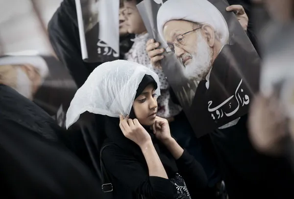 زنان بحرینی در حمایت از شیخ عیسی قاسم، روحانی برجسته شیعه در غرب منامه دست به تظاهرات زده اند. (Getty)
