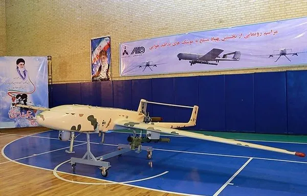 در دومین روز از هفته دفاع مقدس با حضور امیرسرتیپ امیر حاتمی جانشین وزیر دفاع و پشتیبانی نیروهای مسلح نخستین پهپاد مسلح به موشک&zwnj;های پدافند هوایی رونمایی شد./FNA
