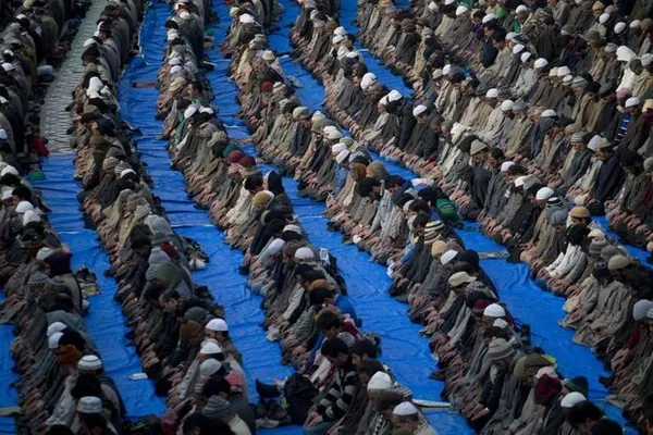 نماز جماعت مسلمانان کشمیری در &laquo;بقعه سید عبدالقادر گیلانی&raquo; در شهر &laquo;سرینگر&raquo; هند.
