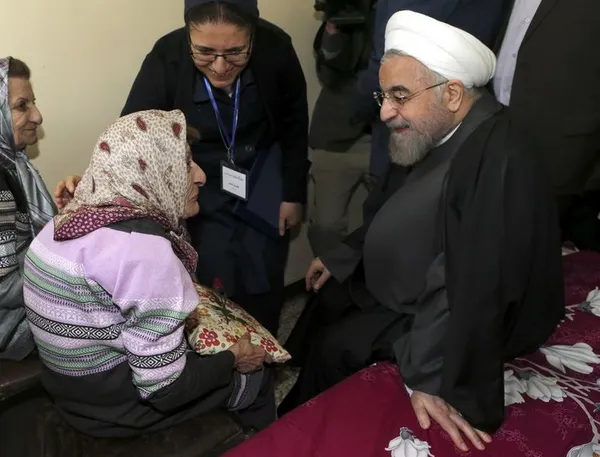 حسن روحانی رییس جمهوری در نخستین روز سال جدید میلادی با حضور در آسایشگاه سالمندان حضرت مریم ضمن دیدار با سالمندان، آغاز سال نو میلادی را به مسیحیان جهان و هموطنان مسیحی تبریک گفت./IRNA
