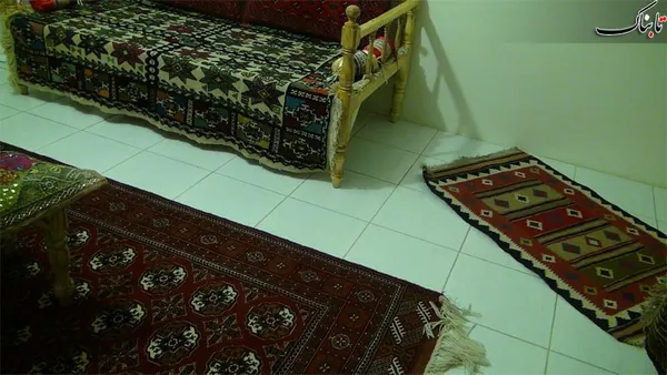 به جای استفاده از فرش&zwnj;های صنعتی و ماشینی که  زیان&zwnj;های بسیاری دارد و تولید آنها از مواد نفتی و شیمیایی وارداتی و مضر صورت می&zwnj;گیرد که باعث وابستگی به دیگر کشورها می&zwnj;شود و نیز گران&zwnj;قیمت هم هستند، از فرش سنتی با بهای مناسب و نیز گلیم استفاده شده است .
الیاف طبیعی مانند فرش دستباف یا گلیم و گبه و نمد، باعث دفع الکتریسیته ساکن و مضر و ضد سودا هستند و باعث لطافت پوست می&zwnj;شوند که بعکس الیاف ماشینی و صنعتی که مواد اولیه آن عموما از بایرن آلمان وارد می&zwnj;شود و تجهیزات و دستگاه های آن وارداتی است، مضر بوده و سودا زاست و باعث ناآرامی بدن می&zwnj;شود.

