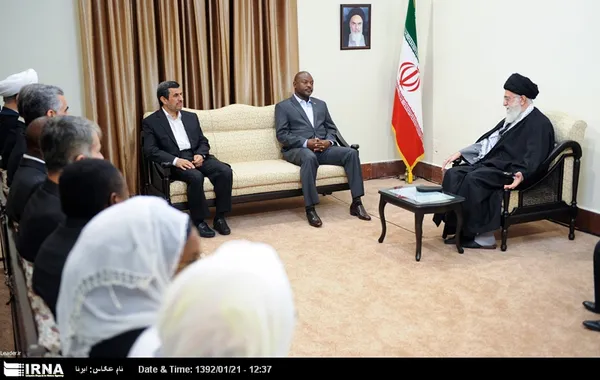 رئیس جمهوری بُروندی و هیأت همراه ،صبح چهارشنبه با حضرت آیت الله ˈخامنه ای ˈرهبر معظم انقلاب اسلامی ، دیدار و گفتگو کردند.
چهارشنبه 21-01-92

