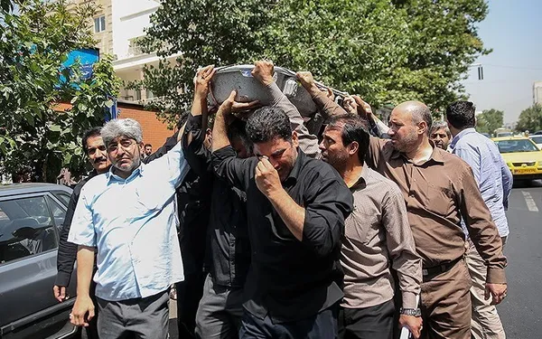 مراسم تشییع جنازه سیده شاه&zwnj;پسند حسینی مادر سیده&zwnj;زهرا حسینی راوی کتاب &laquo;دا&raquo; از مقابل منزلش در تهران در روز یکشنبه برگزارشد. وی بدلیل کهولت سن درگذشت.گفتنی است، سیده شاه&zwnj;پسند حسینی مادر زهرا حسینی متولد سال ۱۳۱۲ بوده که در سن ۸۱ سالگی روز شنبه دار فانی را وداع گفت./TASNIM
