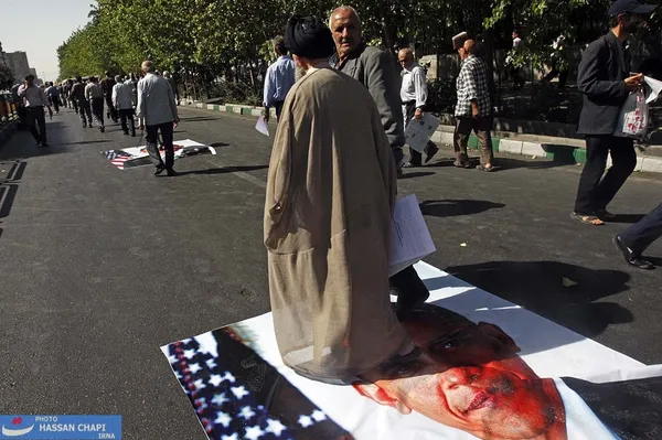 نمازگزاران تهرانی پس از اقائمه نماز جمعه این هفته تهران در اعتراض به اظهارات ضد ایرانی اوباما در دیدار با نخست&zwnj;وزیر رژیم&zwnj;صهیونیستی دست به راهپیمایی خودجوش زدند