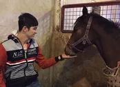 سردار در حال غذا دادن به اسبش + عکس
