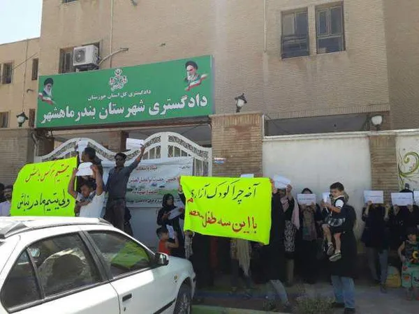 تجمع روز گذشته شماری از شهروندان ماهشهر در اعتراض به کودک آزاری در این شهرستان در مقابل دادگستری