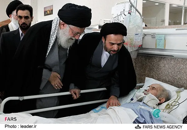 حضرت آیت الله خامنه ای رهبر معظم انقلاب،عصر روز پنجشنبه با حضور در بیمارستان خاتم الانبیاء از آیت الله طاهری خرم آبادی و جمعی از والدین شهدا عیادت کردند.پنج&zwnj;شنبه 29 فروردین 1392