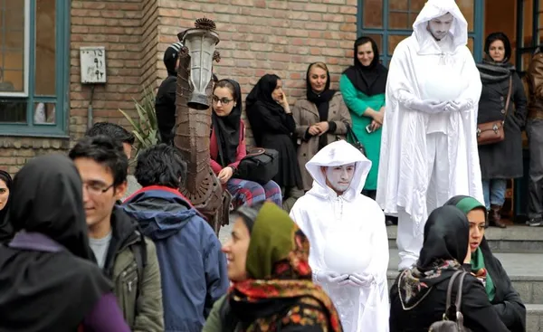 تعدادی از هنرمندان در حال اجرای نمایش روز یکشنبه در مراسم افتتاح نمایشگاه پیامبر مهربانی در خانه هنرمندان./IRNA
