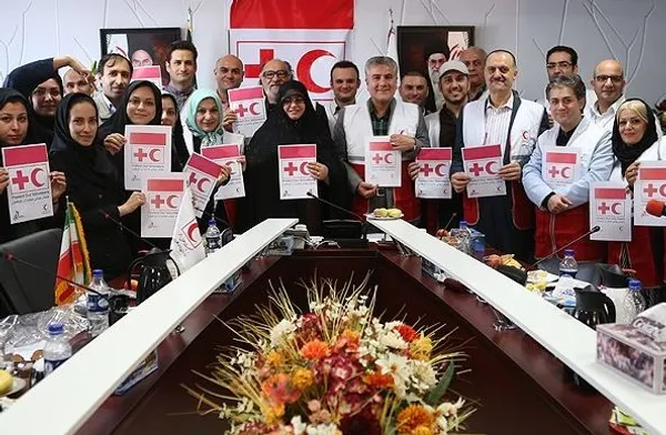جمعی از هنرمندان و ورزشکاران کشور صبح روز دوشنبه با حضور در سازمان داوطلبان هلال احمر به جنبش جهانی حمایت از داوطلبان امدادگر هلال&zwnj;احمر و صلیب سرخ پیوستند./FNA
