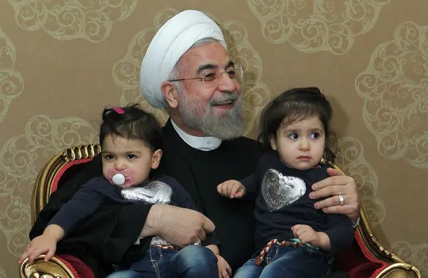 حجت الاسلام والمسلمین حسن روحانی رییس جمهوری اسلامی ایران عصر چهارشنبه با حضور در منزل یکی از جانبازان دفاع مقدس با ایشان و خانواده شان دیدار و گفتگو کرد ./ISNA
