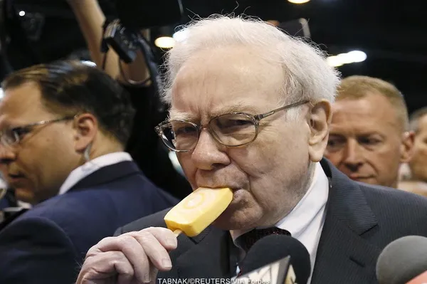 وارن بافِت، (به انگلیسی: Warren Buffett) (زاده ۳۰ آوریل ۱۹۳۰) کارآفرین، بازرگان، سرمایه&zwnj;گذار و نیکوکار آمریکایی است، که به&zwnj;عنوان موفق&zwnj;ترین سرمایه&zwnj;گذار قرن بیستم شناخته می&zwnj;شود. او هم&zwnj;اکنون به&zwnj;عنوان مدیر عامل اجرایی و رییس هیئت مدیره شرکت برکشایر هاتاوی فعالیت می&zwnj;کند.