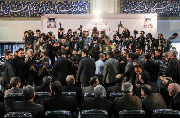 داستان ادامه&zwnj;دار ازدحام عکاسان در یک مراسم رسمی دیگر و این بار در افتتاح بیستمین نمایشگاه مطبوعات و خبرگزاری&zwnj;ها که مشکلاتی را برای مجریان جلسه افتتاحیه تا غرفه&zwnj;داران به وجود آورد. /ISNA

