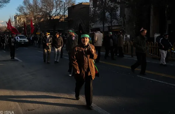راهپیمایی عزاداران حسینی در بامداد اربعین در تهران 