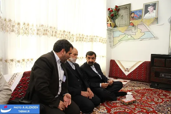 حضور در بیت معظم شهدا توسط دکتر محسن رضایی و گفت&zwnj;وگو با پدر شهید