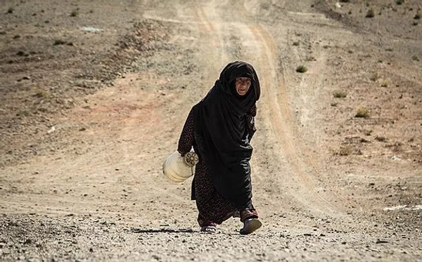 روستاییان خراسان جنوبی با بحرانی به نام &laquo;تشنگی&raquo; روبه رو هستند و خشکسالی&zwnj;های شانزده ساله اخیر، امان روستائیان استان را بریده است. هم اکنون تأمین آب شرب تعداد بسیاری از روستاهای خراسان جنوبی دچار مشکل شده و بیش از ۵۸ هزار روستایی استان چشم به راه جرعه&zwnj;ای آب هستند و خشکسالی&zwnj;ها هر روز بر تعداد روستاهای نیازمند آبرسانی سیار می&zwnj;افزاید./MEHR
