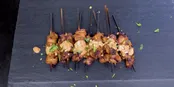 مرغ تفت داده شده با سس کاری و کره بادام زمینی
