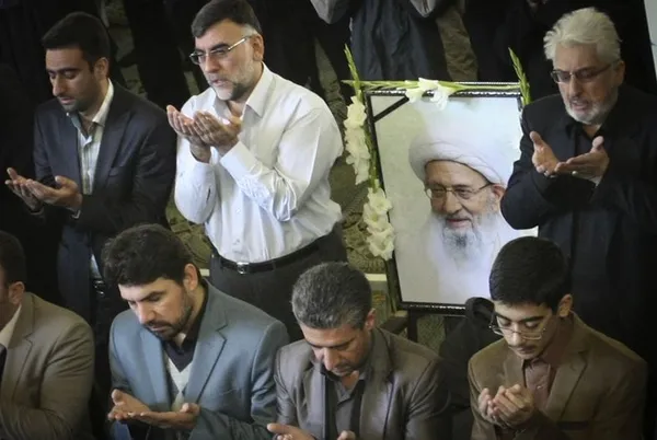 حاشیه نماز جمعه تهران.نماز جمعه این هفته تهران به امامت آیت الله سید احمد خاتمی امام جمعه موقت تهران در دانشگاه تهران اقامه شد./IRNA
