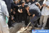 عکس: خاکسپاری مادر داریوش فرضیایی