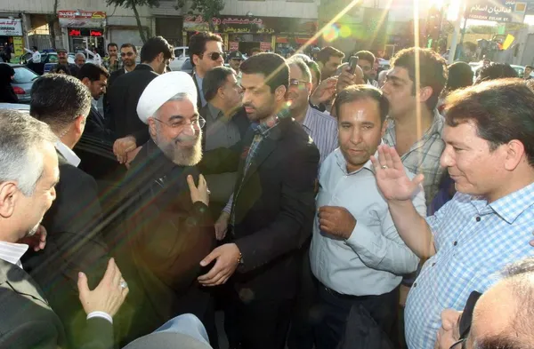 عصر چهارشنبه رئیس جمهوری در حاشیه حضور در منطقه شهر ری تهران و دیدار با خانواده شهدا، جانبازان و ایثارگران با مردمی که در آن منطقه برای دیدن رئیس&zwnj;&zwnj;جمهوری گرد هم آمده بودند، دیداری صمیمی داشت./PRESIDENT O W
