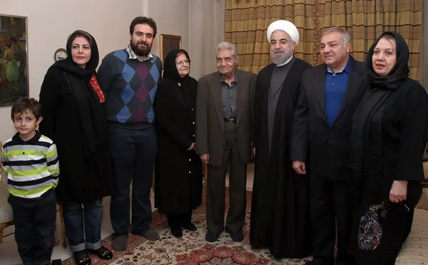 حجت الاسلام حسن روحانی، رئیس جمهوری اسلامی ایران شامگاه چهارشنبه با حضور در منزل شهید ناخدا سوم، فرشاد پاسدار با خانواده این شهید دیدار و گفت&zwnj;وگو کردند./IRNA
