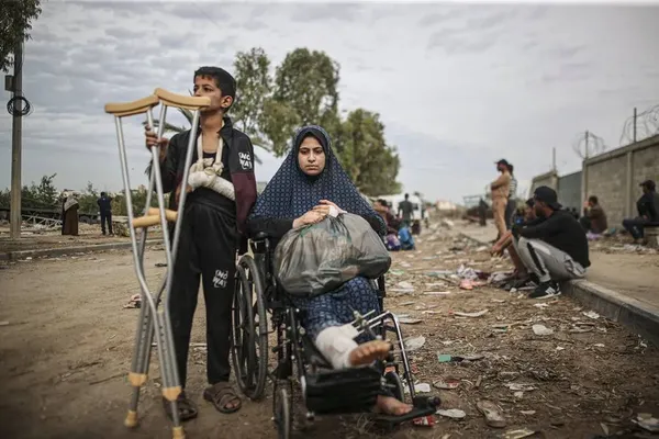 شهر غزه
فلسطینی&zwnj;ها بستگان خود را که در حملات اسرائیل مجروح شده و در بیمارستان&zwnj;ها تحت مداوا بودند، در جریان توقف کمک&zwnj;های بشردوستانه به مناطق جنوبی غزه منتقل می&zwnj;کنند.