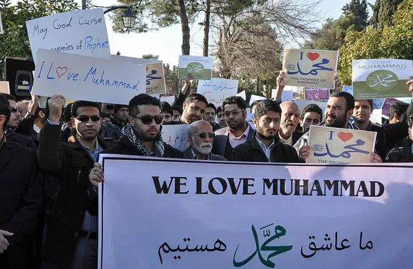 تجمع در اعتراض به هتک حرمت پیامبر اسلام (ص) - شیراز./ISNA
