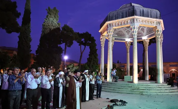 محفل انس با قرآن با حضور علاقمندان در ایام ماه مبارک رمضان و ساعاتی پیش از افطار در مجموعه تاریخی - فرهنگی حافظیه برگزار می شود . /IRNA
