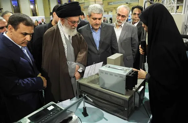 بازدید مقام معظم رهبری از نمایشگاه دستاوردهای فن&zwnj;آوری نانو./Leader O.W
