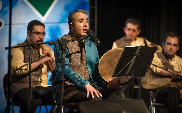 کنسرت موسیقی گروه هارای به خوانندگی احمد ستاری شامگاه جمعه در تالار اقبال آذر تبریز برگزار شد./MNA
