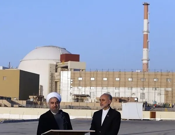 حضور رئیس جمهور در نیروگاه بوشهر به همراه علی اکبر صالحی در جریان سفر روز سه شنبه وی به استان بوشهر./TASNIM
