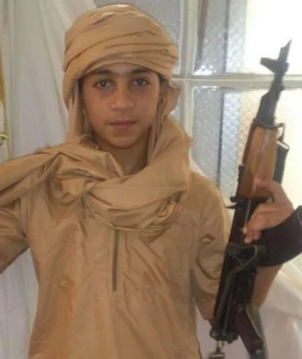 یونس عبعود (Younes Abaaoud) جوان&zwnj;ترین عضو اروپایی داعش، نوجوان اهل بروکسل است که پدرومادرش با ریشه&zwnj;های مراکشی، بیش از چهل سال در بلژیک هستند. او در آخرین عکس توئیتری&zwnj;اش تنها با چهارده سال یک کلاشینکف به دست دارد.