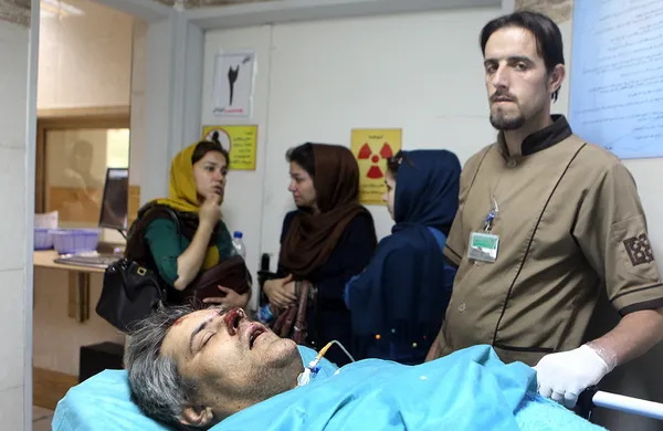 در پی واژگونی یک دستگاه اتوبوس شرکت واحد بخش خصوصی که صبح امروز دوشنبه در مسیر شمال به جنوب بزرگراه آزادگان در حرکت بود، 7نفر کشته و تعدادی مجروح شدند./تصاویر، سه تن از مصدومان این حادثه را در بیمارستان امام خمینی(ره) تهران نشان می دهد/IRNA
