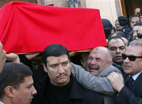 روز سه&zwnj;&zwnj;شنبه مردان مسلح سوار بر موتور&zwnj;سیکلت یک مقام ارشد وزارت کشور مصر را در خارج از خانه&zwnj;اش در قاهره به ضرب گلوله کشتند. قتل ژنرال محمد سعید، رئیس اداره فنی وزارت کشور مصر، نشان از افزایش فعالیت شبه نظامیان مصر علیه دولت این کشور دارد. در تصویر مراسم خاکسپاری و حزن و اندوه نزدیکان این ژنرال دیده می&zwnj;شود/رویترز
