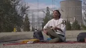 نوازندگی علی قمصری کنار دیوار نیروگاه برق دماوند را ببینید