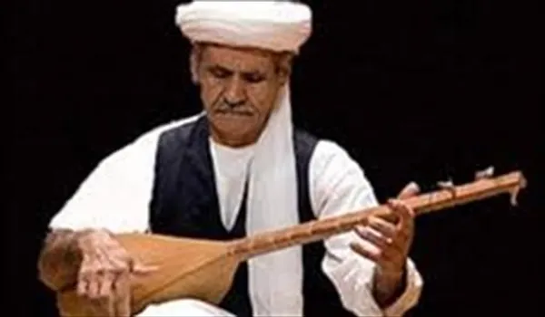 
شاید مرحوم حاج قربان سلیمانی معروف ترین دوتار نواز خراسانی باشد اما سپهر موسیقی مقامی خراسان کم ندارد ستارگان درخشانی را که بعد از کشورگشایی حاج قربان و معرفی دوتار خراسانی به همه ایران و جهان مشهور و محبوب شدند. 29 خرداد امسال بود که عبدالله سرور احمدی که بسیاری او را تراز موسیقی سنتی خراسان می شناختند هم دوتار جادوی اش را ترک کردو رخ در نقاب خاک کشید. 
