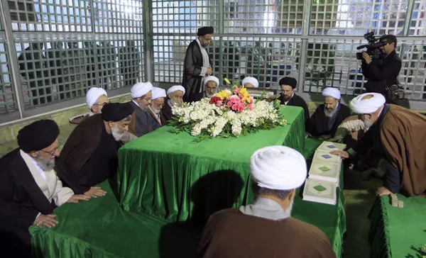 نمایندگان مجلس خبرگان رهبری روز پنجشنبه با حضور در مرقد مطهر امام راحل به مقام شامخ بنیانگذار انقلاب اسلامی ادای احترام کردند/ایرنا
