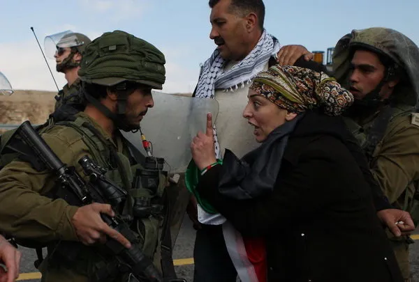 یک زن شجاع فلسطینی در نزدیکی شهر اریحا در کرانه باختری در حال مشاجره با یک نظامی صهیونیست است. (Zuma)

