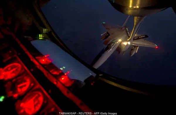 تصویر اف 15 E بر فراز شمال عراق در حال سوختگیری و نزدیک شدن به مرز سوریه و ترکیه./U.S. Air Force, Matthew Bruch