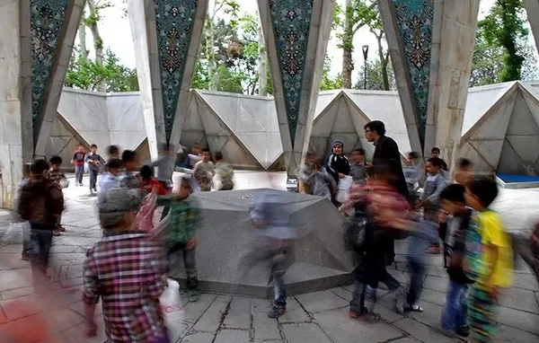خیام نیشابوری فیلسوف، ریاضی&zwnj;دان، ستاره&zwnj;شناس و رباعی سرای ایرانی در دورهٔ سلجوقی است. هرچند پایگاه علمی خیام برتر از جایگاه ادبی اوست و لقبش (حجةالحق) بوده&zwnj; است، آوازه جهانی وی بیشتر به واسطهٔ نگارش رباعیاتش است. /TASNIM
