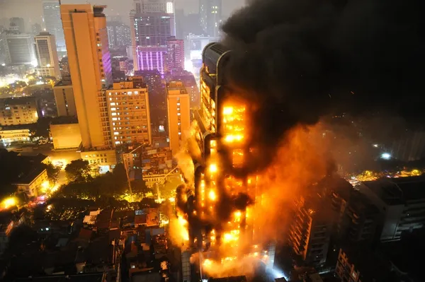 ساختمان در حال سوختن در گوآنگژو چین
Chinafotopress via Getty Images
