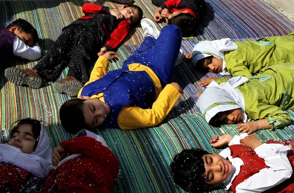 مانور امداد و نجات مهدهای کودک زیر پوشش بهزیستی شهرستان بوشهر در کنار ساحل خلیج فارس برگزار شد/ایرنا
